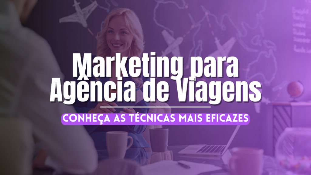 Capa do artigo, escrito "Marketing pra agência de viagens - conheça as técnicas mais eficazes". No fundo, há a imagem de uma mulher loira sorrindo enquanto conversa com um homem que está de costas. A parede conta com desenhos de aviões e um mapa. Eles estão sentados em uma mesa. Tons de roxo predominam na imagem.