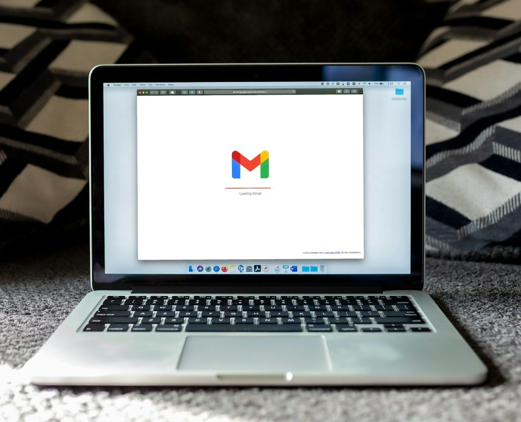 macbook aberto com o gmail na tela