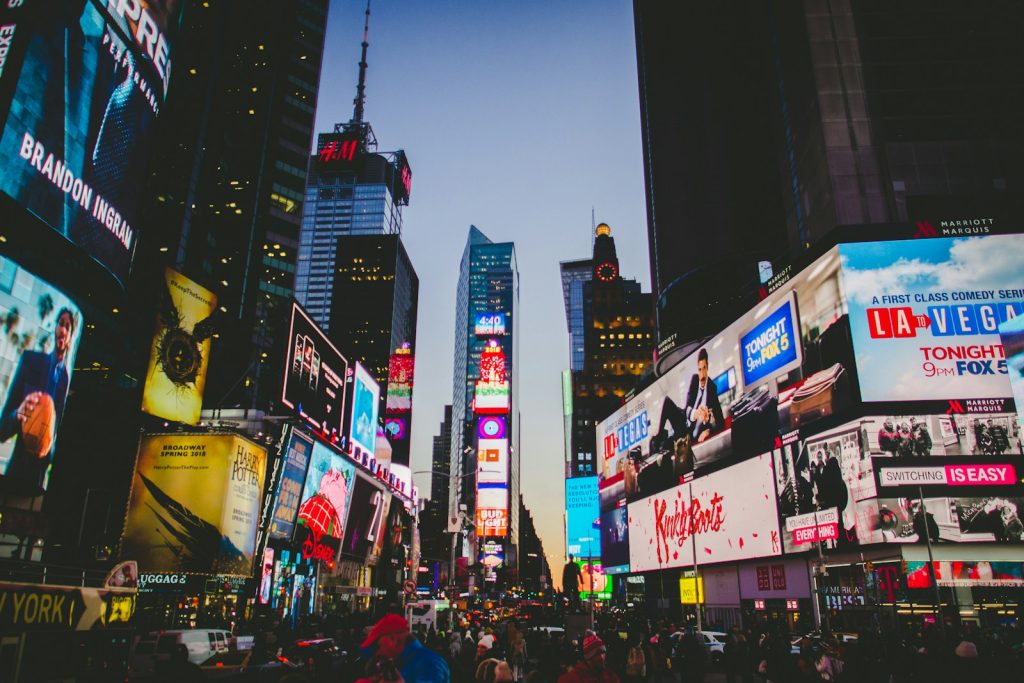 Diferença entre Inbound e Outbound marketing: temos uma imagem da Times Square, em Nova Iorque, que com sua grande quantidade de anúncios, é um grande exemplo de Outbound Marketing