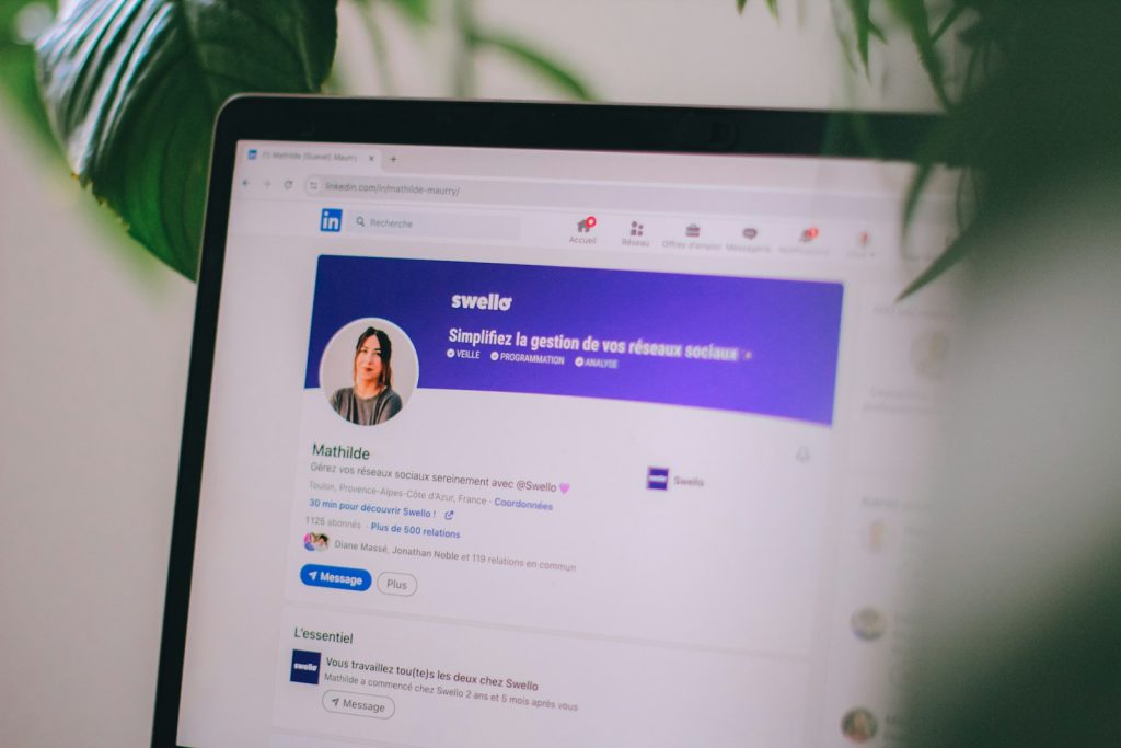 Computador com uma página do LinkedIn aberta